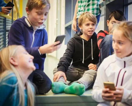 Sweden to Introduce National Cellphone Restriction in Classrooms